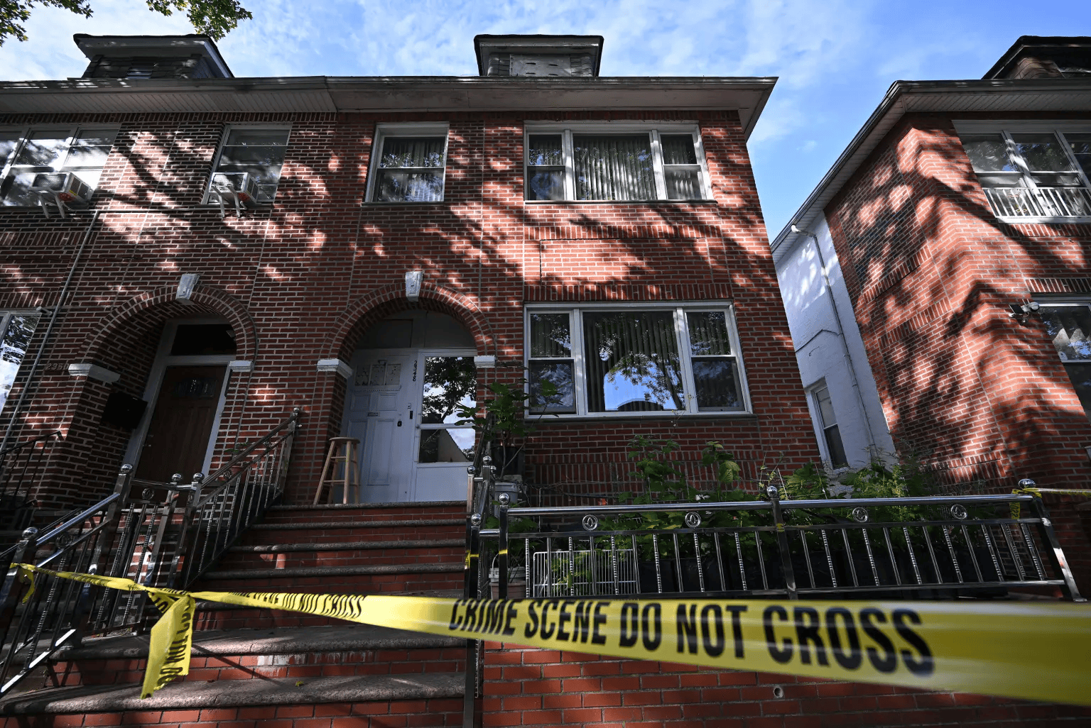 86岁华人在美国家中死亡一星期，脖子上缠着围巾，埋在棉被里