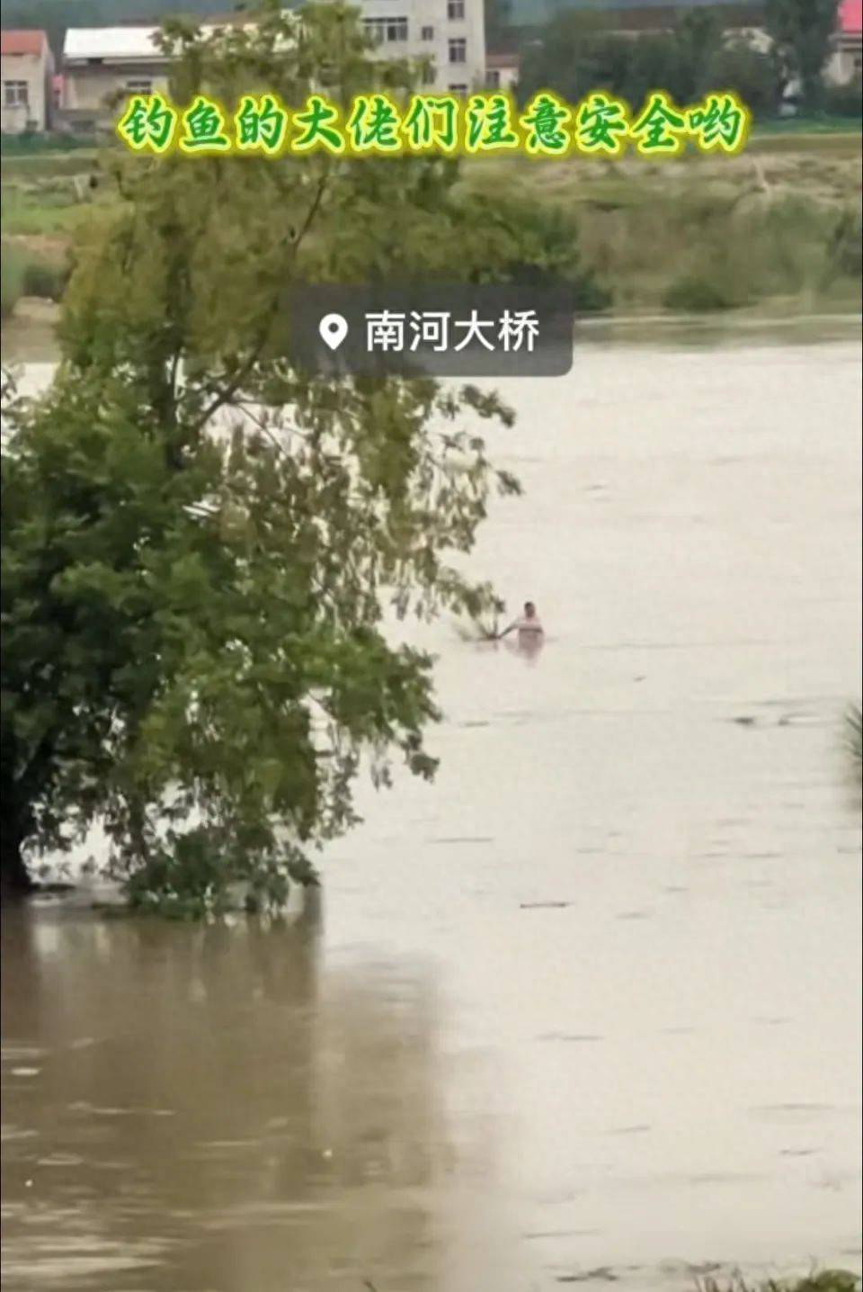 上游泄洪致下游突涨水，多名钓鱼者被困河中；湖北谷城警方：救起30余人，1人不幸溺亡