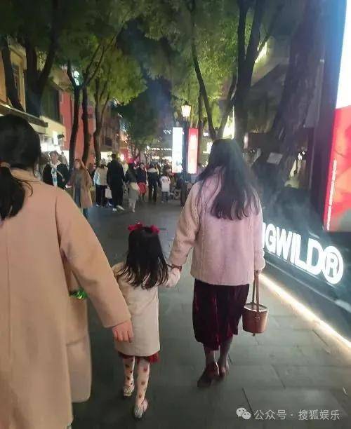 离婚三年又被拍到亲密逛超市,他俩这是纯带娃还是真复合了?