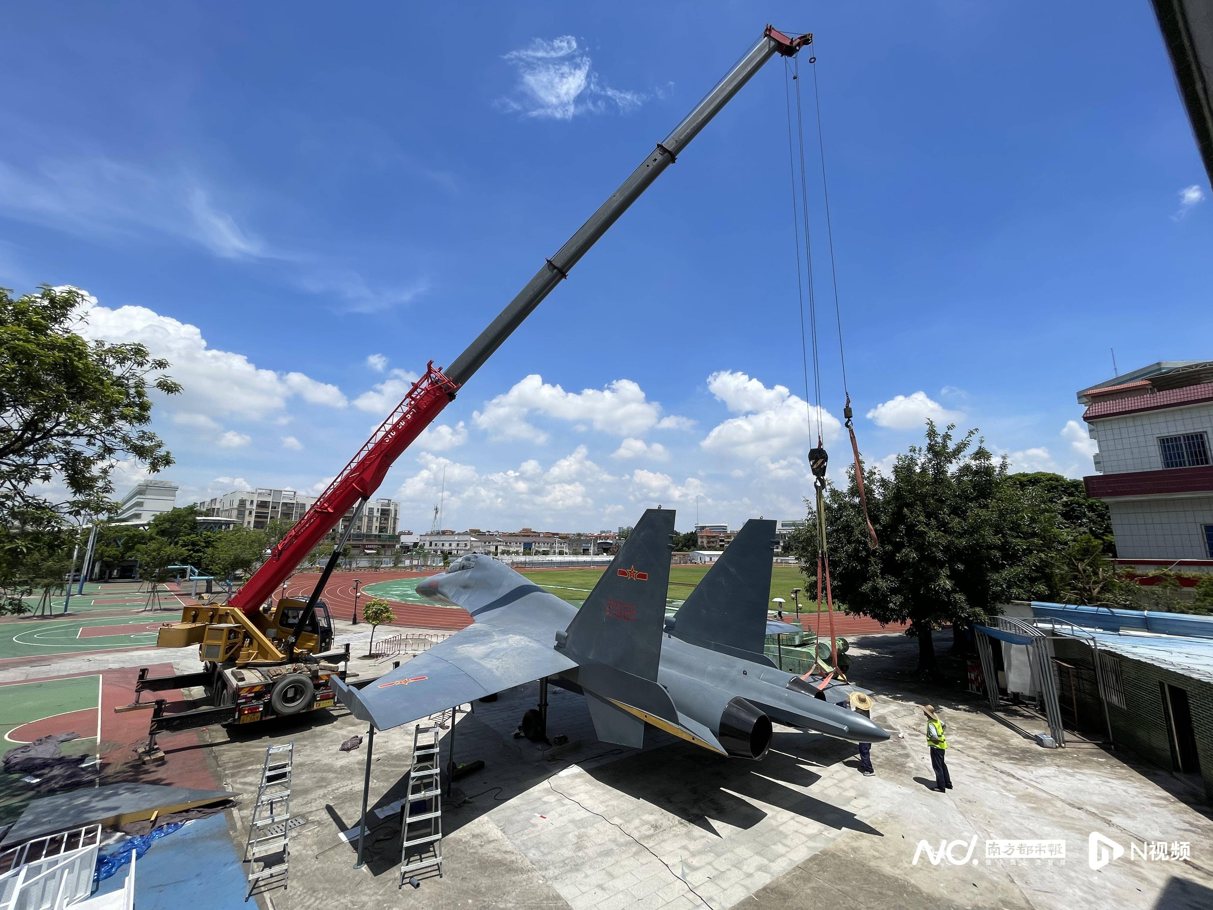 货车拉着战斗机进村？顺德北滘：歼-16模型机，国防教育用