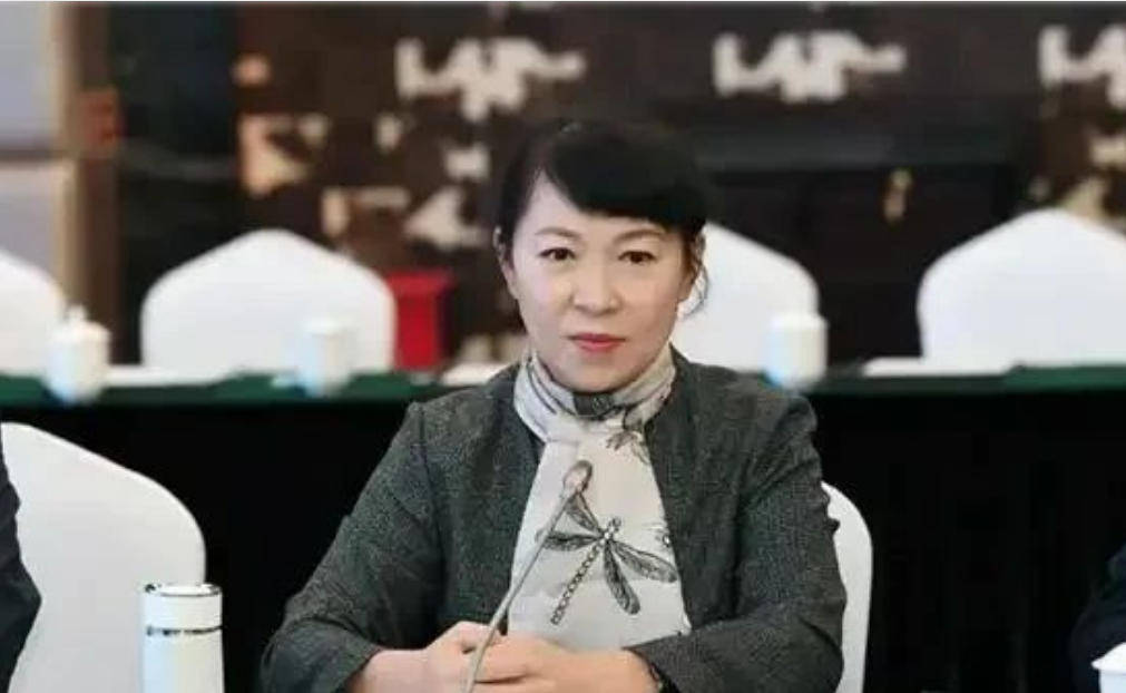 “换装主席”王莉霞的堕落：从光鲜人设到腐败深渊