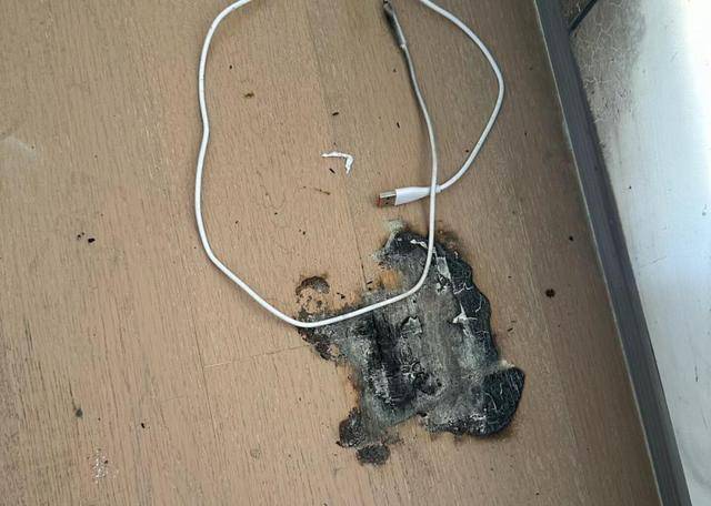 太吓人!辽宁一女子正睡觉,床上的充电宝爆炸起火