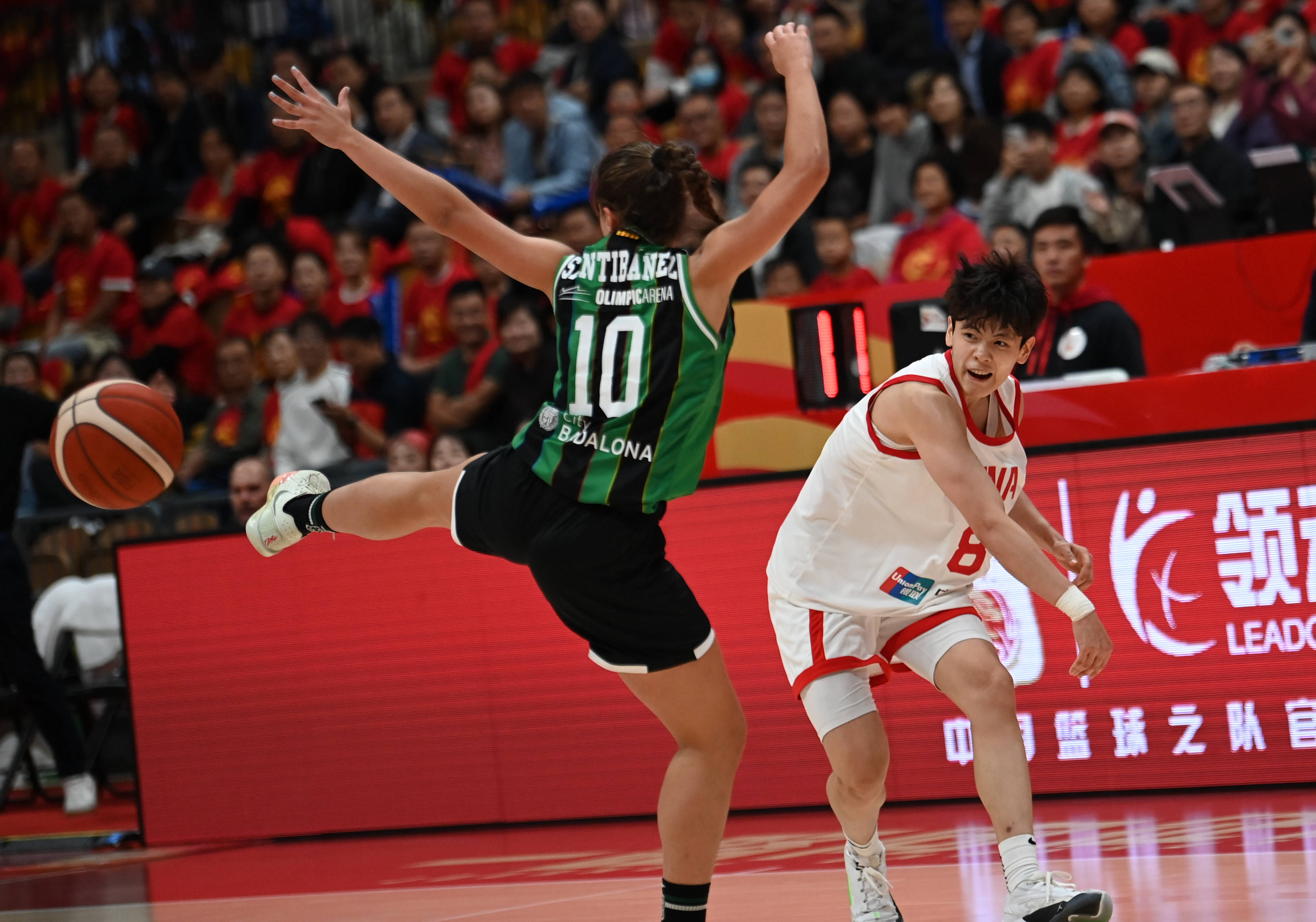 中国女篮热身赛再胜尤文图特女篮