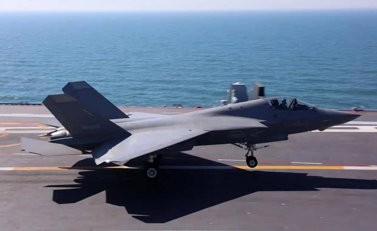 现场高清大图！一起感受舰载机弹射起飞“首秀”震撼瞬间