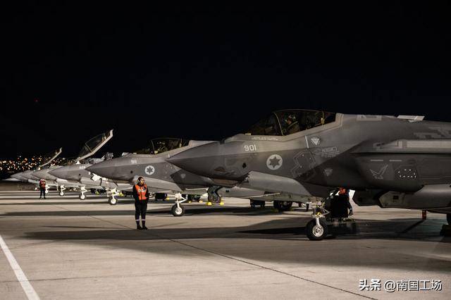 导弹突袭,西方巨轮在红海漂流:也门胡塞很弱打以色列却毫不手软