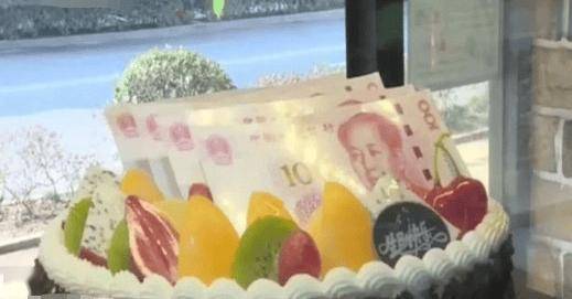 湖北一女子卖莲藕,收到大妈夹的一张5元纸币,但是上面的2个字,让她目瞪口呆,网友:这不是错版币,这是小朋友用来认识人民币的学习币