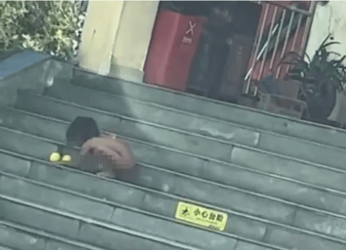 “野人小孩”最新进展：小孩已被养成不穿衣服习惯，父母都没工作，孩子没上户口，公安民政妇联已介入