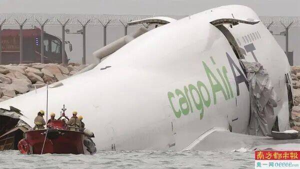 货机降香港机场冲出跑道坠海致2死