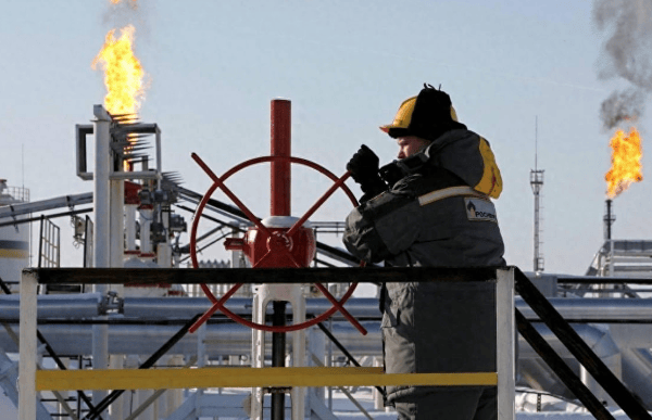 俄印交易石油只用人民币！美国遭到痛击，对中国来说意味着什么？