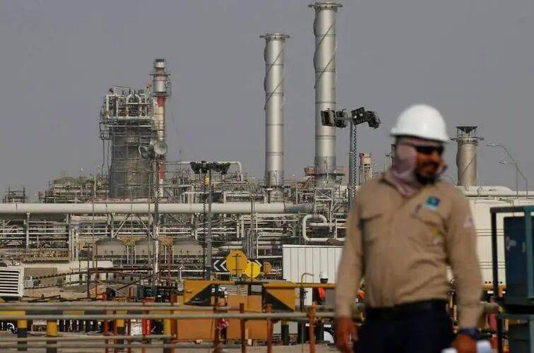 俄印交易石油只用人民币！美国遭到痛击，对中国来说意味着什么？