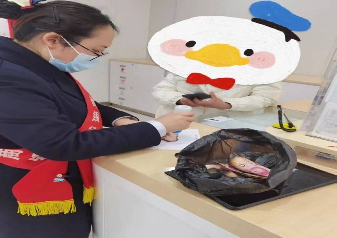 工行凯里东城支行:暖心兑换“火烧币” 金融为民守初心